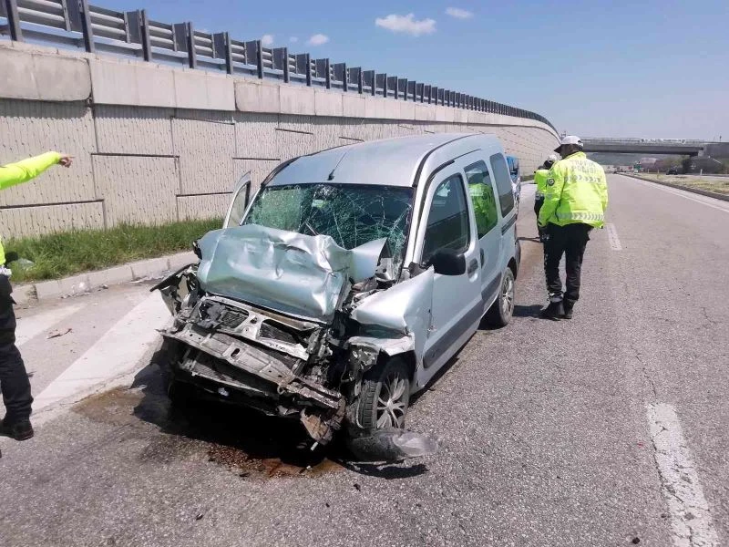 Samsun’da hafif ticari araç tankere çarptı: 3 yaralı
