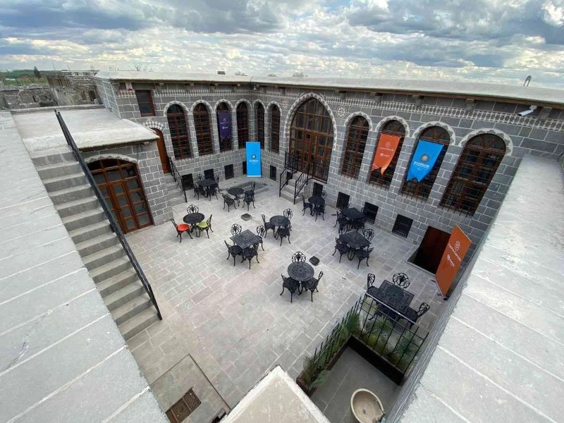 Tarihi Sur ilçesinde gençler için yeni mekan Akademi Üniversite
