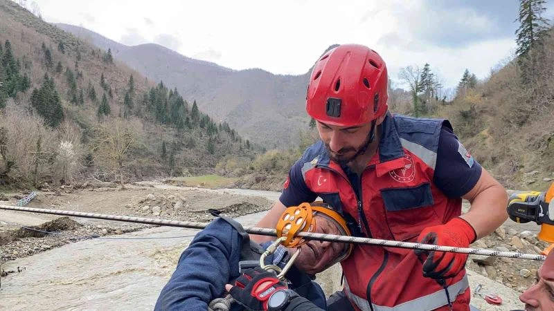 Selde köprüsü yıkılan köydeki hasta için seferber oldular
