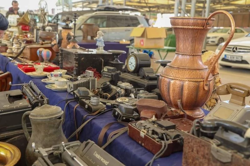 Antika pazarının ilk müşterisi Başkan Çakın ve ailesi oldu
