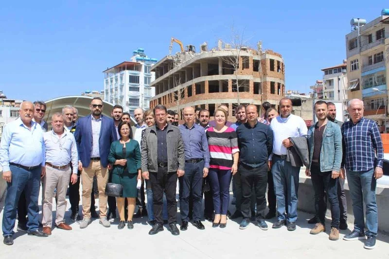 Samandağ merkezindeki 33 yıllık bina yakılıyor
