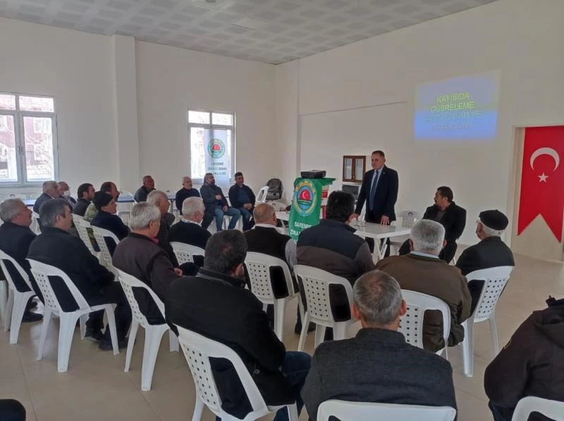 Tarımda gübreleme ve zararlılar ile mücadelede çiftçilere bilgi verildi
