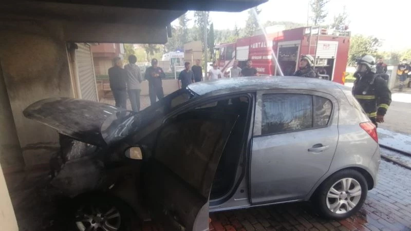 Bina altında kapalı garajda park halindeyken yanan araç paniğe sebep oldu
