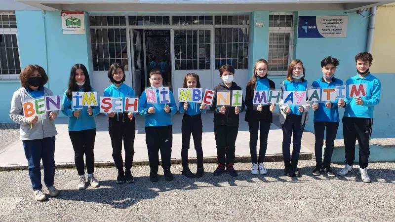 Mikrofon Balıkesirli öğrenci çocuklarda
