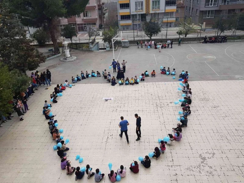 Otizme dikkat çektiler
