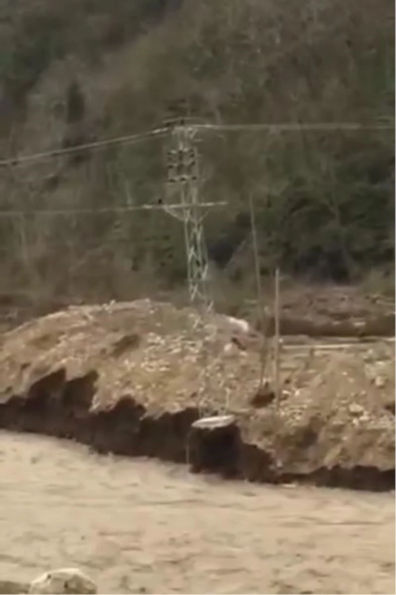 Kastamonu’da kar suları çay kenarındaki elektrik direğini yıktı
