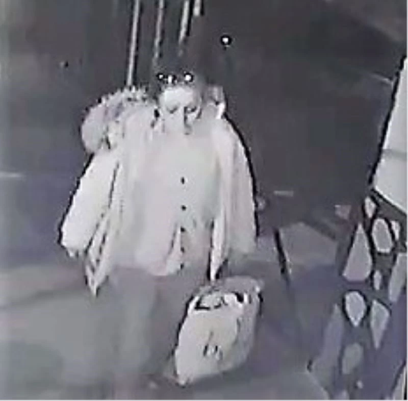 Yaşlıları uyutup soyan kadın battaniyenin içinden çıktı
