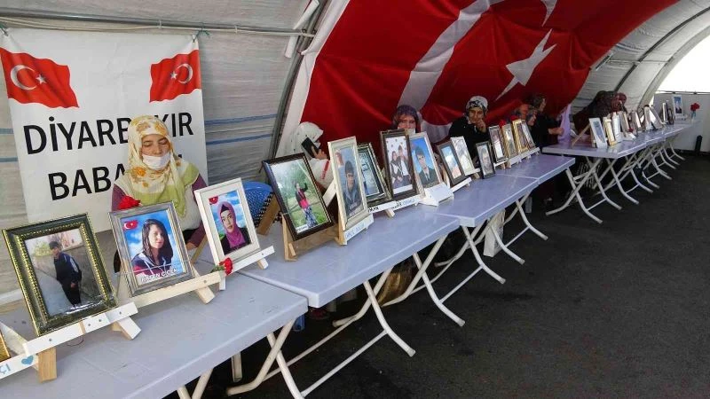 Diyarbakır anneleri Ramazan ayında da evlatlarının yolunu gözlüyor
