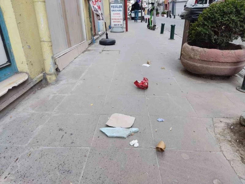Şiddetli rüzgar çöpleri sokaklara saçtı
