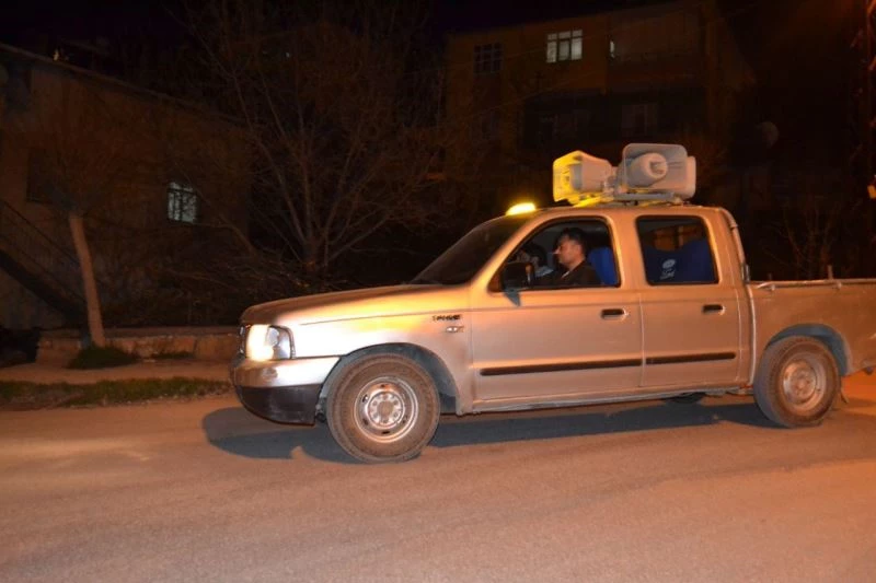 Sahura ilahiler ile kalkıyorlar
