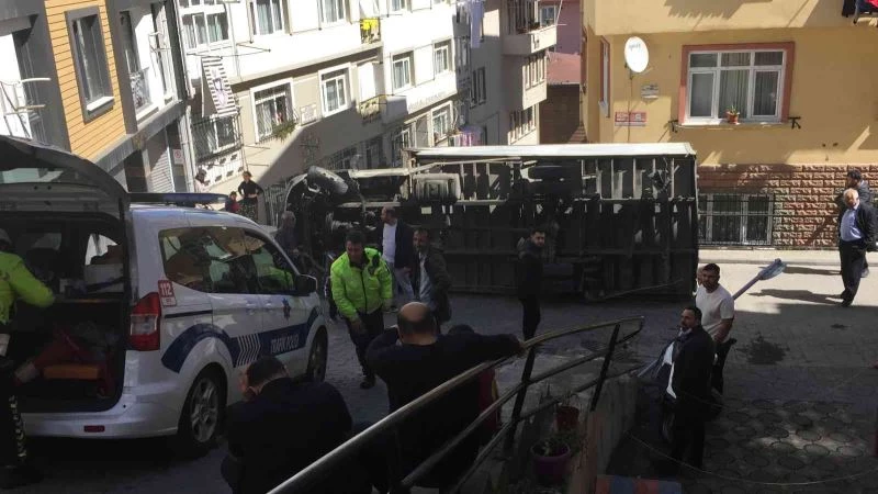 Nakliyat kamyonu sokak ortasına devrildi
