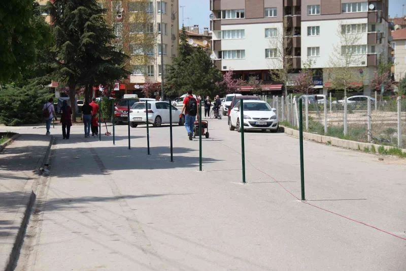 Mülk sahibiyle belediyenin anlaşmazlığı sokağı ortadan ikiye böldü
