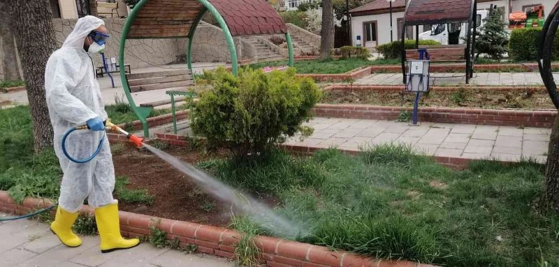 Park ve bahçeler keneye karşı ilaçlanıyor
