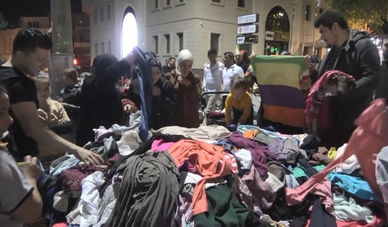 Ekmekten ucuz kıyafet sattı; bayram alışverişine çıkanlar hücum etti
