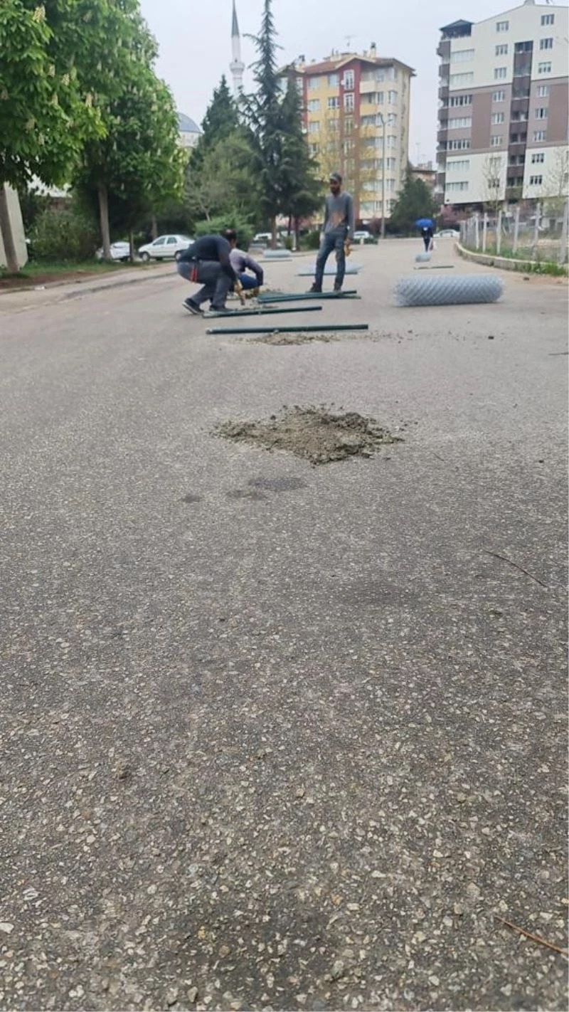 Sokağı ikiye bölen tel örgüler gece saatlerinde kimliği belirsiz kişilerce söküldü
