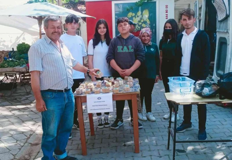 Öğrenciler yaptıkları sabunu satarak ihtiyaç sahiplerine erzak aldı
