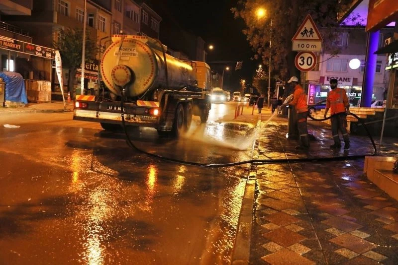 Körfez’de bayram öncesi yollar tazyikli suyla yıkanıyor
