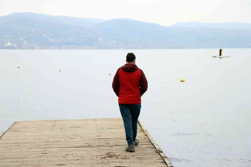 Nesli tükenmekte olan su samurunu görünce telefonuna sarıldı
