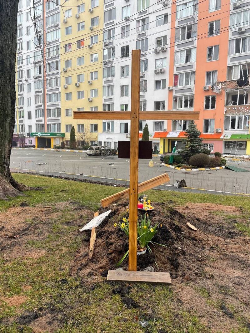 Irpin’de siviller evlerinin bahçesine gömüldü

