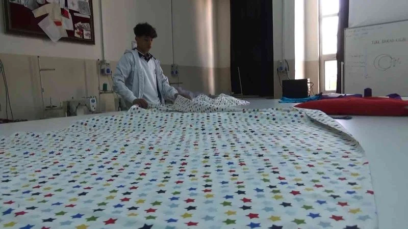 Diyarbakır’da öğrenciler evini sil baştan yeniledikleri aileye ziyarette bulundu
