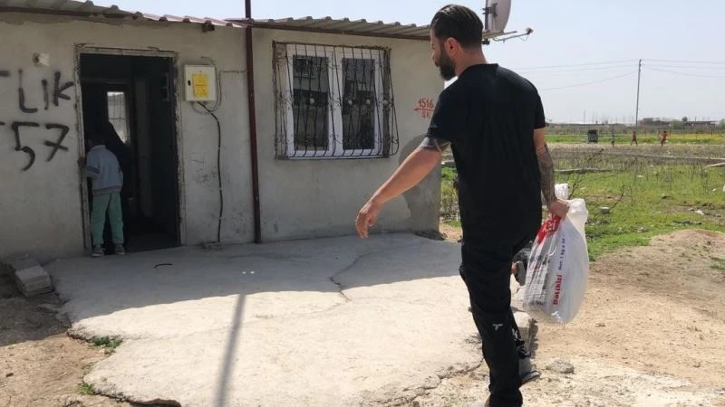 Çocukların Ogün ağabeyi Ramazan’da ihtiyaç sahiplerine erzak dağıtıyor
