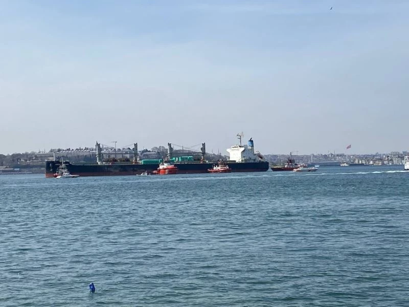 Haydarpaşa Limanı açıklarında karaya oturan gemiyi kurtarma çalışmaları tekrar başladı
