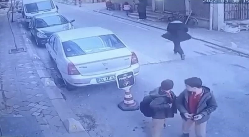 İstanbul’da sokak ortasında sopalı dehşet: Çocuklarının gözü önünde öldüresiye dövüp bayılttı
