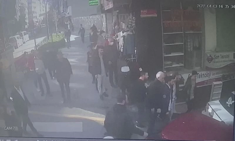 İstanbul’da dehşet anları kamerada: Fren yerine gaza basınca iki gence çarptı
