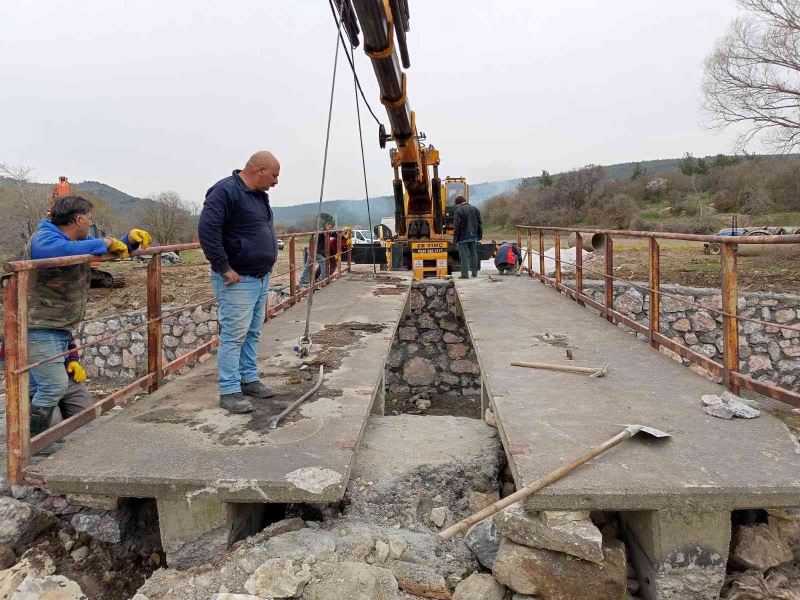Soma Belediyesi eskiyen köprüyü 16 saatte yeniledi
