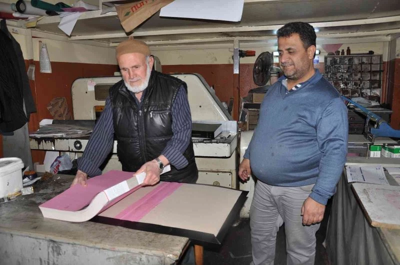 Cilt ustası Kur’an-ı Kerim’leri ücretsiz yeniliyor
