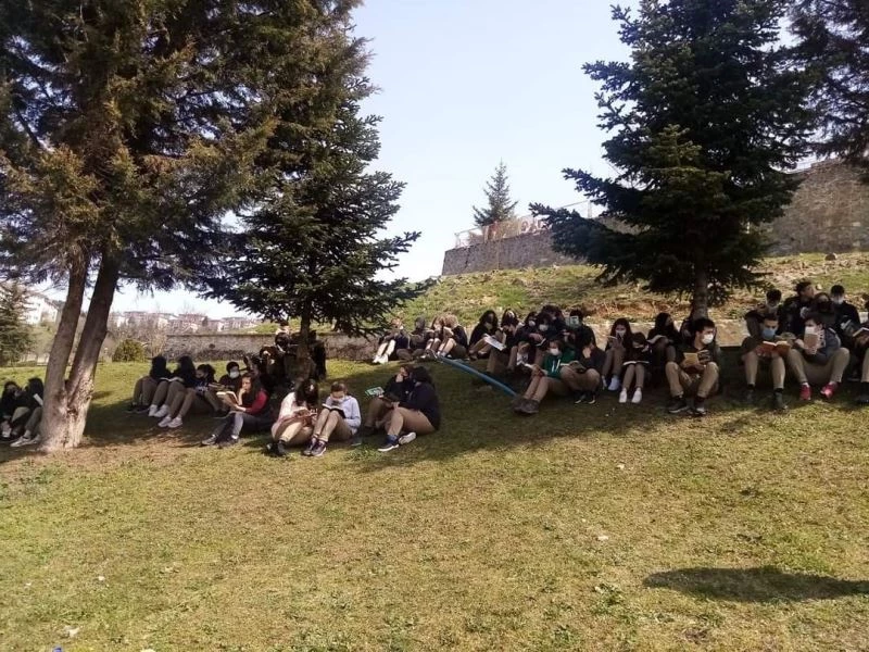 Kitap okumak için parkı tercih ettiler
