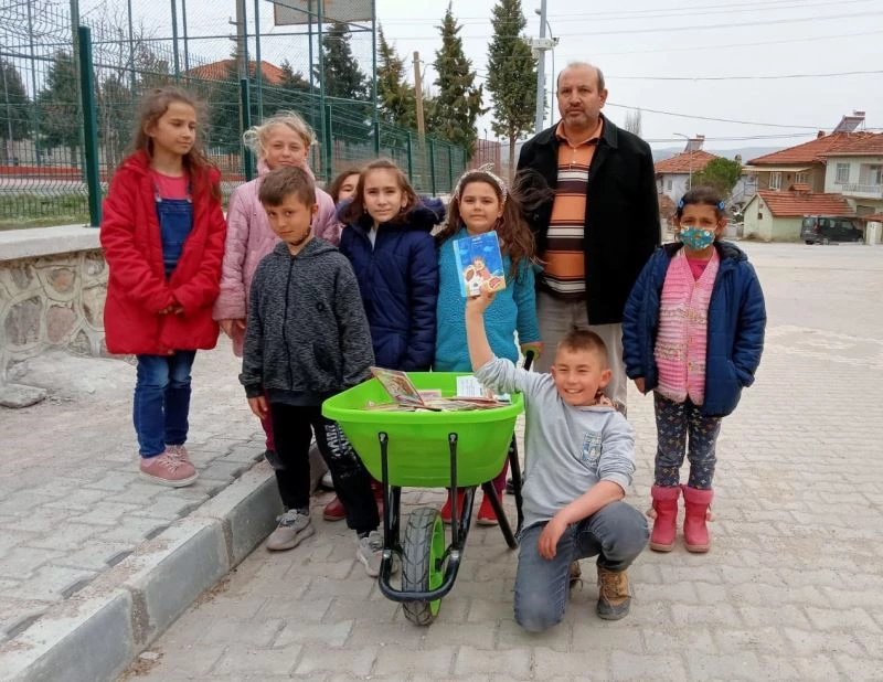 El arabası ile kitap dağıttılar
