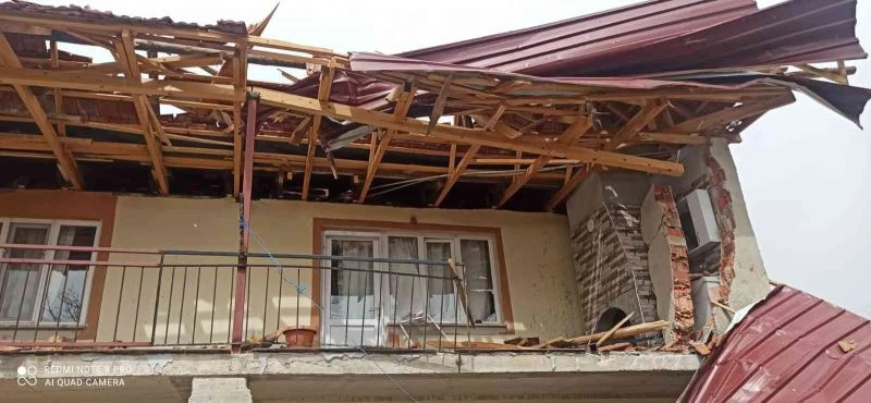 Fırtınanın uçurduğu çatı ortalığı savaş alanına çevirdi
