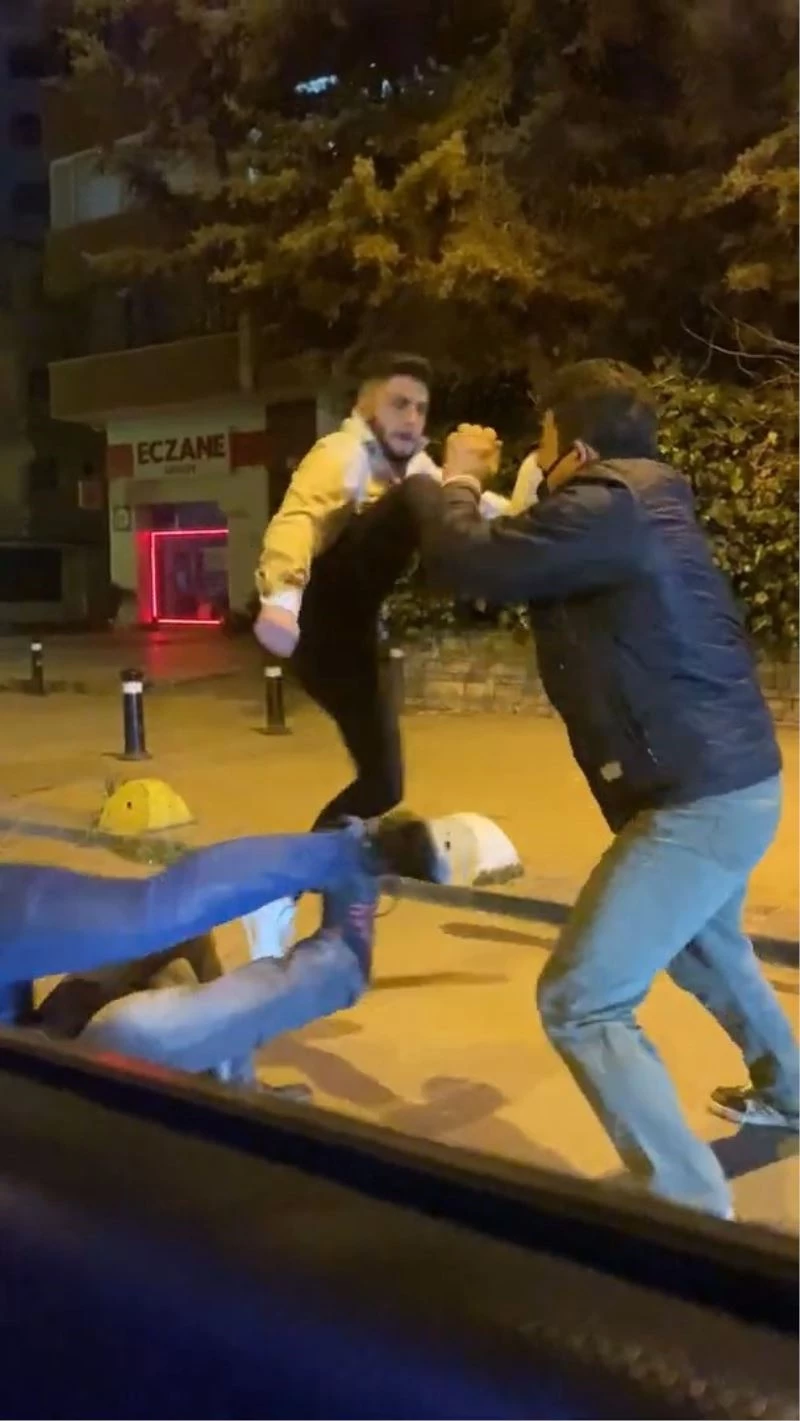 Kadıköy’de cadde ortasında uçan tekmeli kavga kamerada
