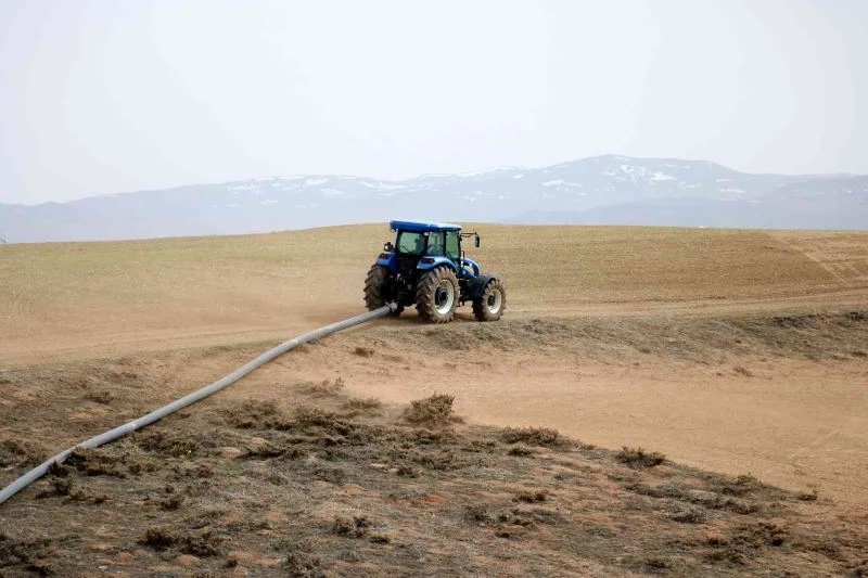 DSİ yardımcı olmadı, üretimden vazgeçmeyerek  tarlasına 2.5 km boru döşedi
