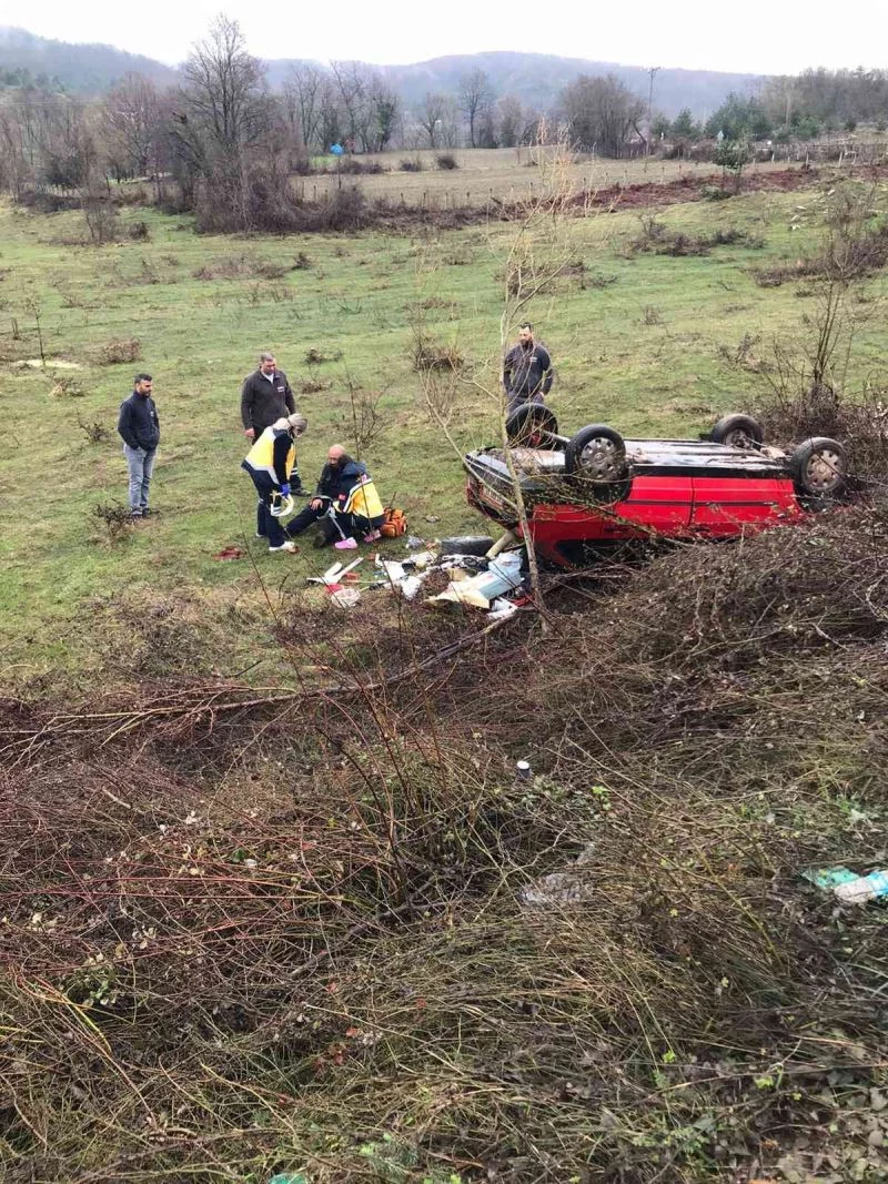 Ayancık’ta otomobil şarampole devrildi: 1 yaralı
