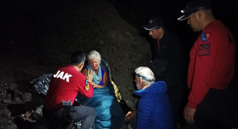 Dağda mahsur kalan Hollandalı turistleri JAK kurtardı
