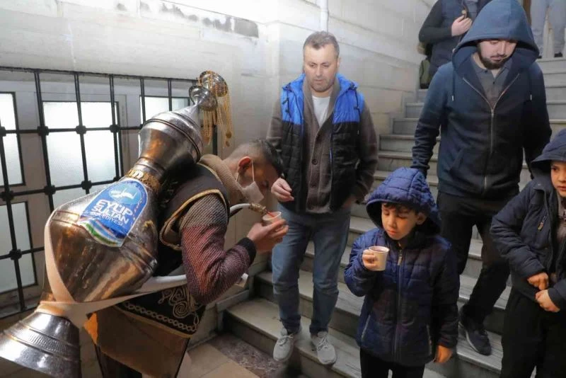 Eyüpsultan’da teravih namazı sonrası şerbet ikramı
