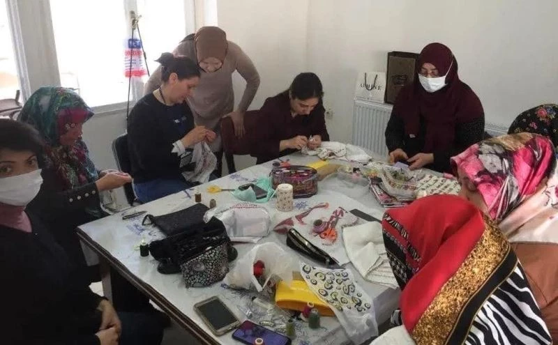 SAKEM katılımcılara meslek öğretiyor
