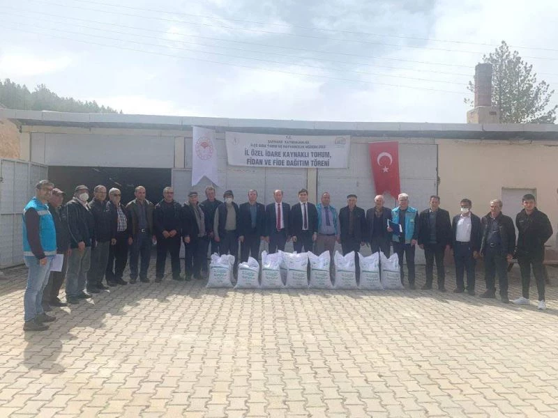 Şaphane’de çiftçilere 640 kilogram kuru fasulye tohumu dağıtıldı
