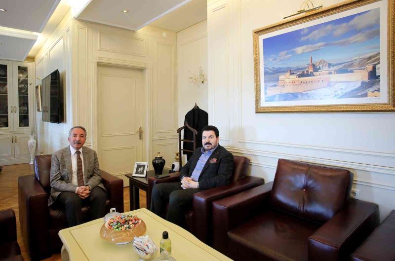 Ağrı Belediye Başkanı Sayan, AİÇÜ Rektörü Prof. Dr. Karabulut’u ziyaret etti
