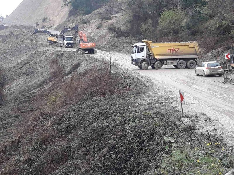 4 gündür kapalı olan Kastamonu-Çatalzeytin karayolunda çalışmalar sürüyor
