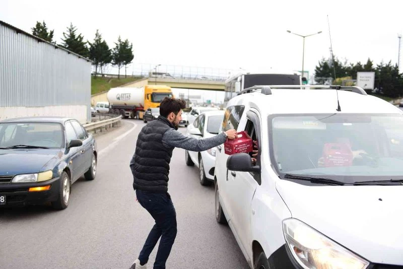 Tuzla Belediyesi’nden iftar saatinde yolda olan İstanbullulara iftarlık
