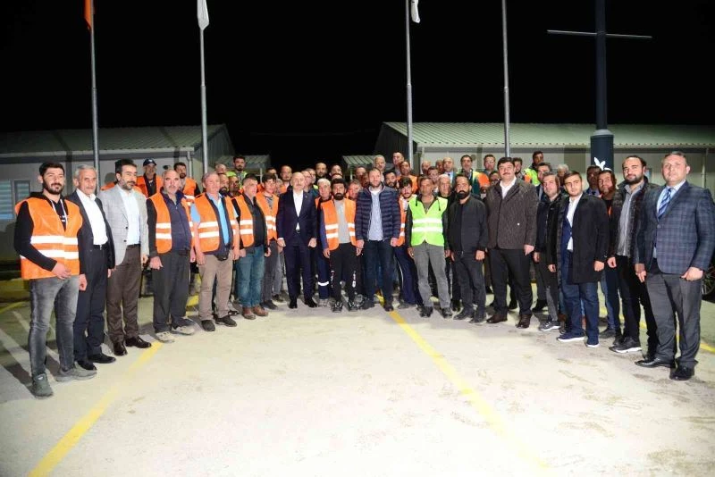 Bakan Karaismailoğlu işçilerle sahurda buluştu
