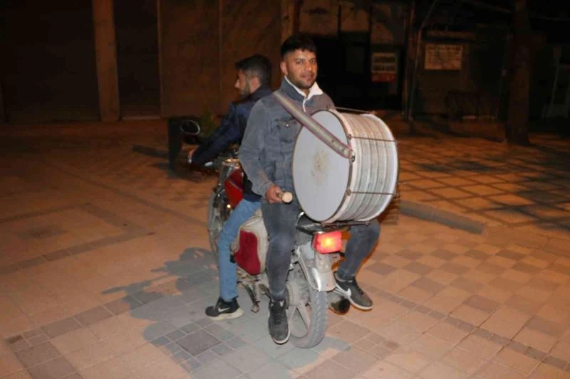 Bunlarda ‘motorize’ Ramazan davulcusu ekibi
