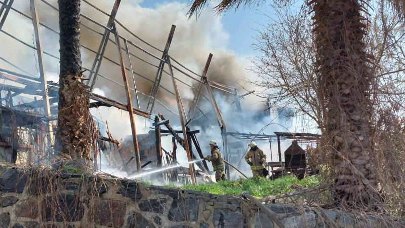 Avcılar’da iki kafeyi alevler sardı: Yangın sırasında patlamalar oldu
