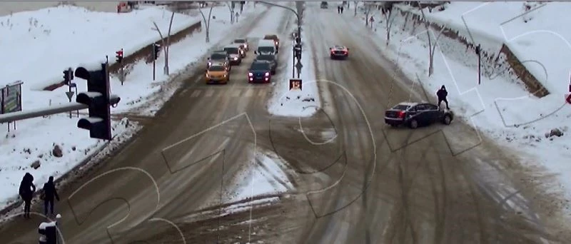 Karlı yolda kayan otomobilin yayaya çarpma anı kamerada
