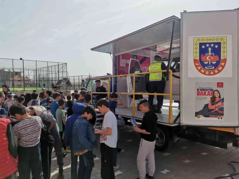 Öğrencilere emniyet kemerinin önemi similasyon araçla anlatıldı
