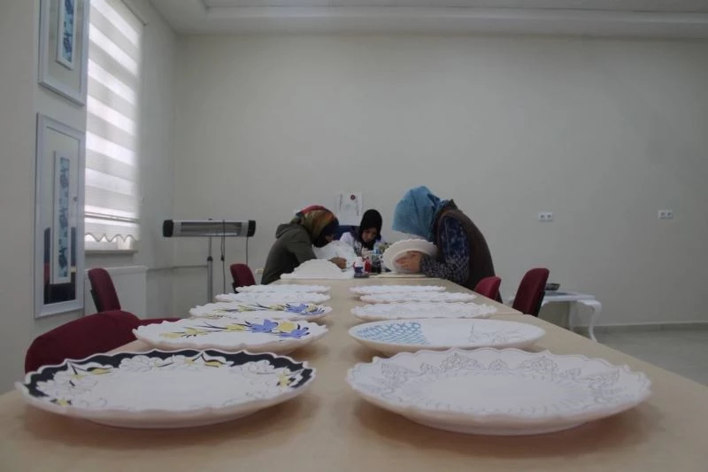 Çini seramikler Bayburtlu kadınların ellerinde hayat buluyor
