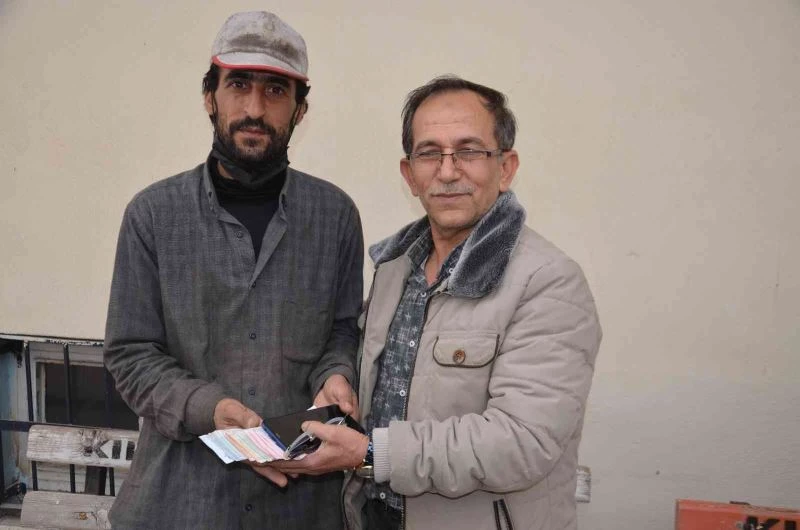 Suriyeli kağıtçı bulduğu 8 bin 500 lirayı sahibine teslim etti
